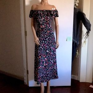 NWT. Comfy dress that can be worn on or off the shoulders. Lined.